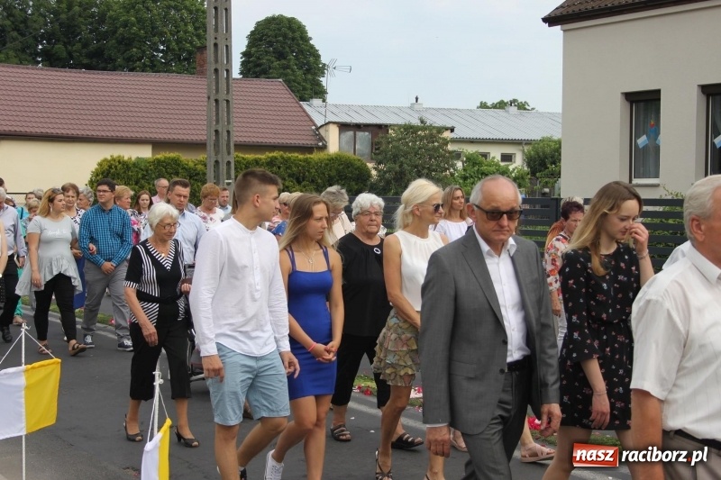 Zdjęcie w galerii na portalu naszraciborz.pl: Wojnowice. Pierwsze dywany pojawiły się tuż po czwartej rano  wiadomości z regionu