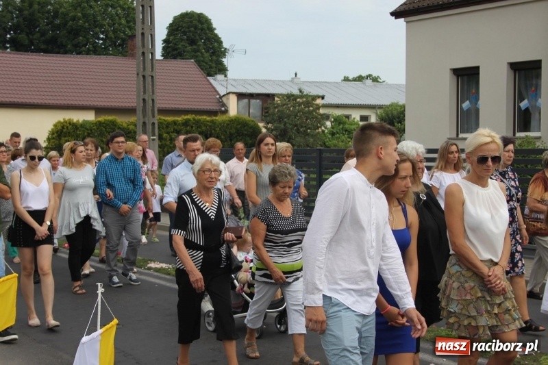 Zdjęcie w galerii na portalu naszraciborz.pl: Wojnowice. Pierwsze dywany pojawiły się tuż po czwartej rano  wiadomości z regionu