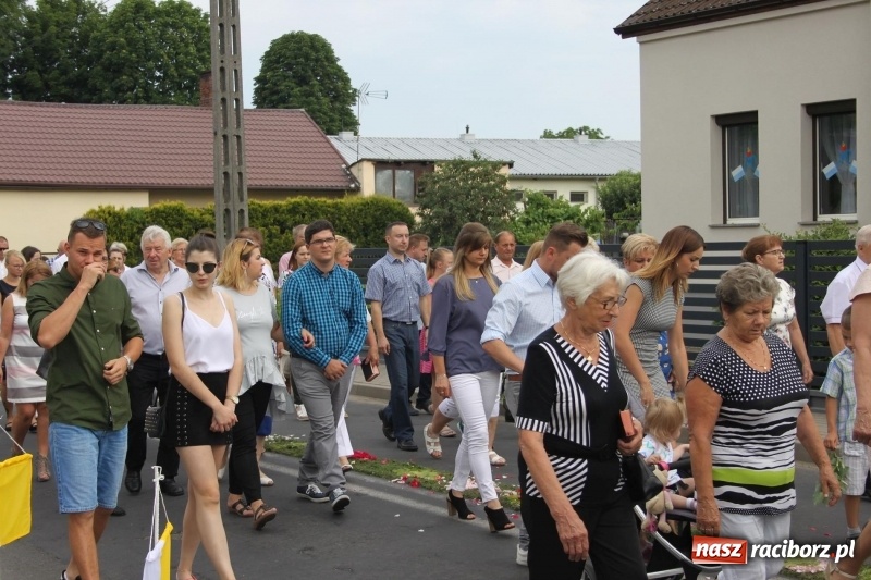 Zdjęcie w galerii na portalu naszraciborz.pl: Wojnowice. Pierwsze dywany pojawiły się tuż po czwartej rano  wiadomości z regionu