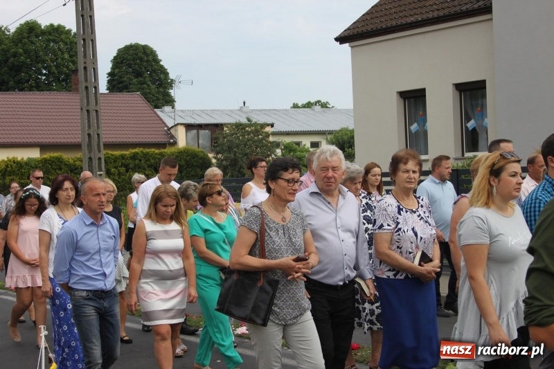 Zdjęcie w galerii na portalu naszraciborz.pl: Wojnowice. Pierwsze dywany pojawiły się tuż po czwartej rano  wiadomości z regionu