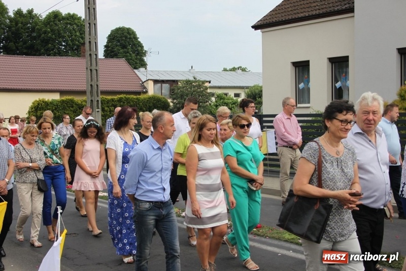 Zdjęcie w galerii na portalu naszraciborz.pl: Wojnowice. Pierwsze dywany pojawiły się tuż po czwartej rano  wiadomości z regionu