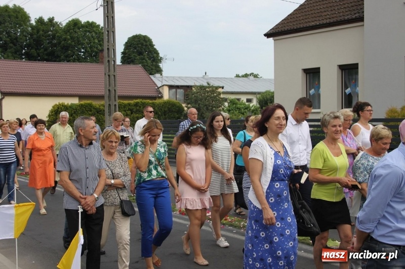 Zdjęcie w galerii na portalu naszraciborz.pl: Wojnowice. Pierwsze dywany pojawiły się tuż po czwartej rano  wiadomości z regionu
