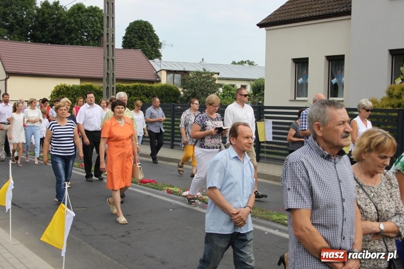 Zdjęcie w galerii na portalu naszraciborz.pl: Wojnowice. Pierwsze dywany pojawiły się tuż po czwartej rano  wiadomości z regionu