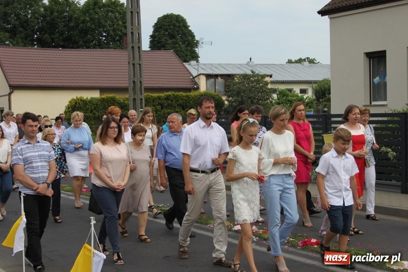 Zdjęcie w galerii na portalu naszraciborz.pl: Wojnowice. Pierwsze dywany pojawiły się tuż po czwartej rano  wiadomości z regionu
