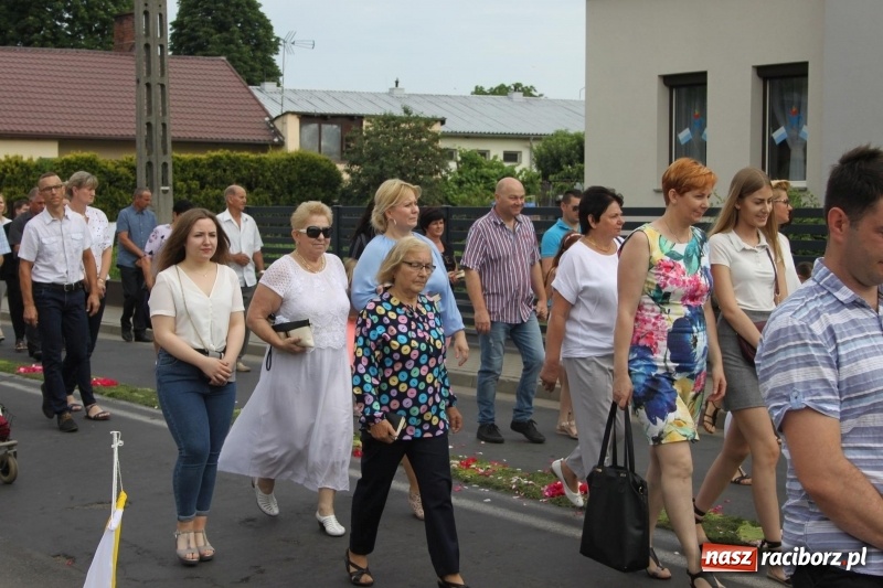 Zdjęcie w galerii na portalu naszraciborz.pl: Wojnowice. Pierwsze dywany pojawiły się tuż po czwartej rano  wiadomości z regionu