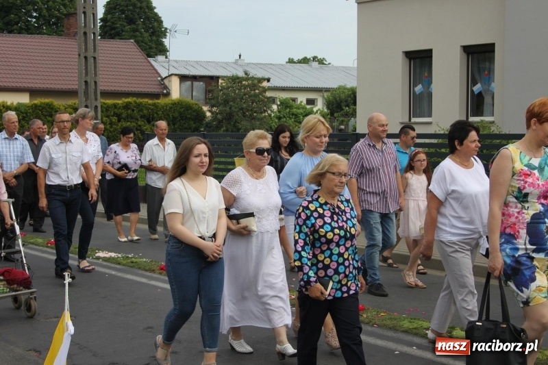 Zdjęcie w galerii na portalu naszraciborz.pl: Wojnowice. Pierwsze dywany pojawiły się tuż po czwartej rano  wiadomości z regionu
