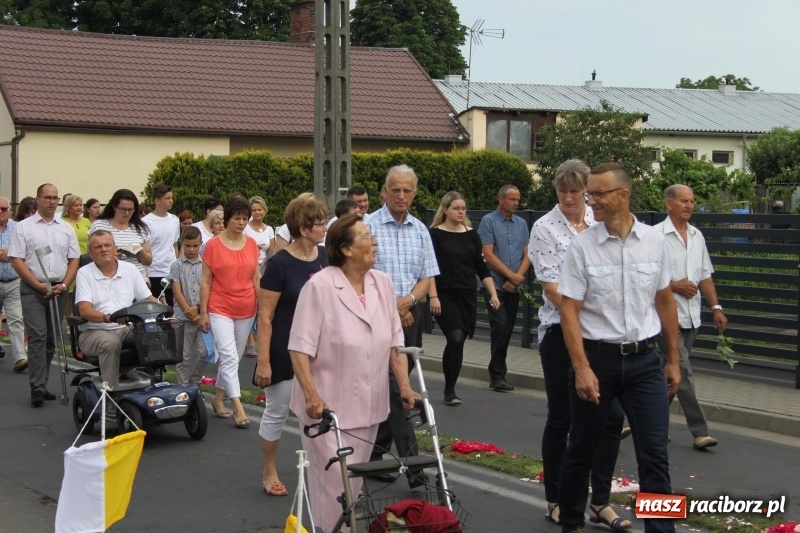 Zdjęcie w galerii na portalu naszraciborz.pl: Wojnowice. Pierwsze dywany pojawiły się tuż po czwartej rano  wiadomości z regionu