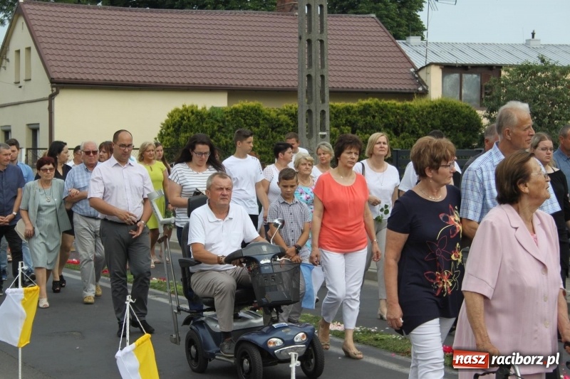 Zdjęcie w galerii na portalu naszraciborz.pl: Wojnowice. Pierwsze dywany pojawiły się tuż po czwartej rano  wiadomości z regionu