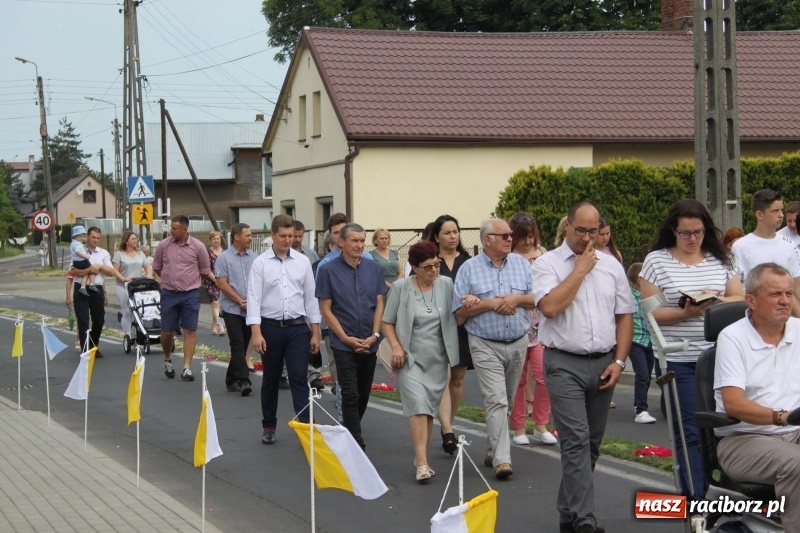 Zdjęcie w galerii na portalu naszraciborz.pl: Wojnowice. Pierwsze dywany pojawiły się tuż po czwartej rano  wiadomości z regionu