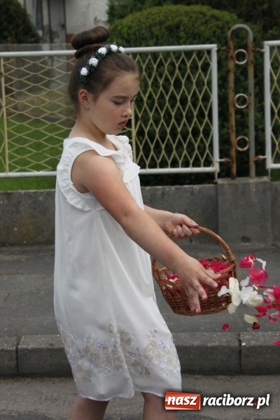 Zdjęcie w galerii na portalu naszraciborz.pl: Wojnowice. Pierwsze dywany pojawiły się tuż po czwartej rano  wiadomości z regionu