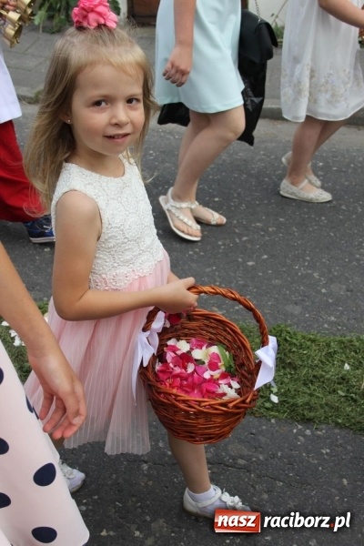 Zdjęcie w galerii na portalu naszraciborz.pl: Wojnowice. Pierwsze dywany pojawiły się tuż po czwartej rano  wiadomości z regionu