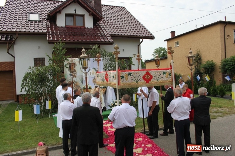 Zdjęcie w galerii na portalu naszraciborz.pl: Wojnowice. Pierwsze dywany pojawiły się tuż po czwartej rano  wiadomości z regionu