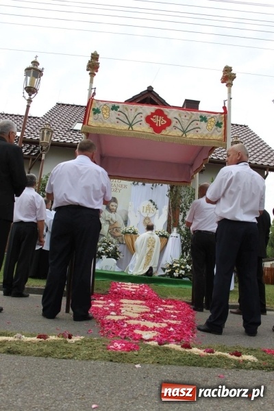 Zdjęcie w galerii na portalu naszraciborz.pl: Wojnowice. Pierwsze dywany pojawiły się tuż po czwartej rano  wiadomości z regionu
