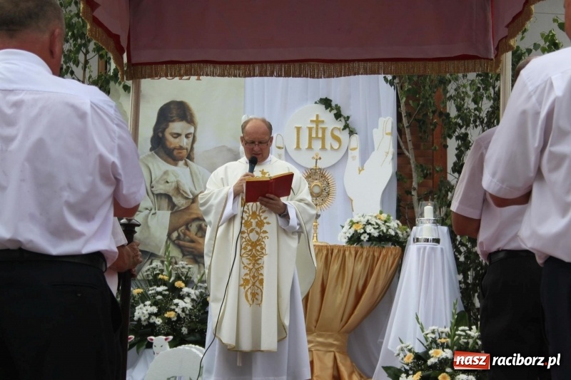 Zdjęcie w galerii na portalu naszraciborz.pl: Wojnowice. Pierwsze dywany pojawiły się tuż po czwartej rano  wiadomości z regionu