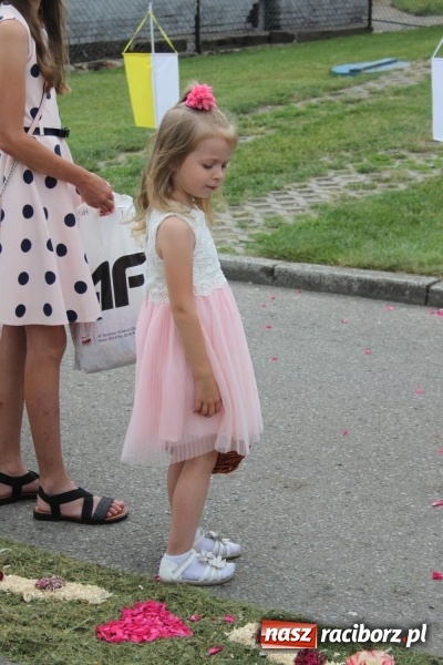 Zdjęcie w galerii na portalu naszraciborz.pl: Wojnowice. Pierwsze dywany pojawiły się tuż po czwartej rano  wiadomości z regionu