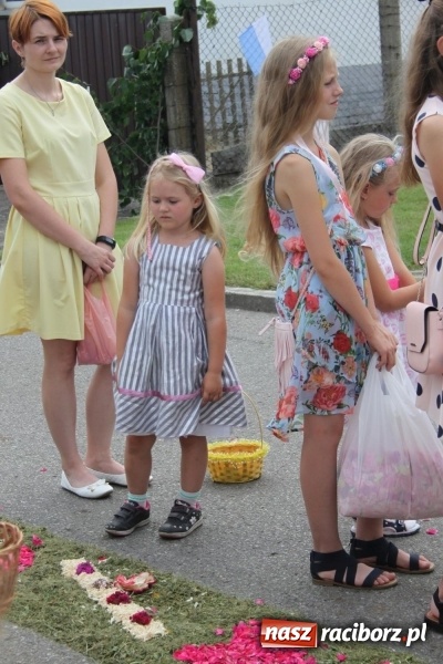 Zdjęcie w galerii na portalu naszraciborz.pl: Wojnowice. Pierwsze dywany pojawiły się tuż po czwartej rano  wiadomości z regionu