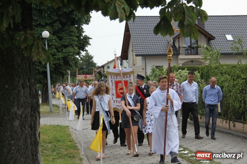 Zdjęcie w galerii na portalu naszraciborz.pl: Wojnowice. Pierwsze dywany pojawiły się tuż po czwartej rano  wiadomości z regionu