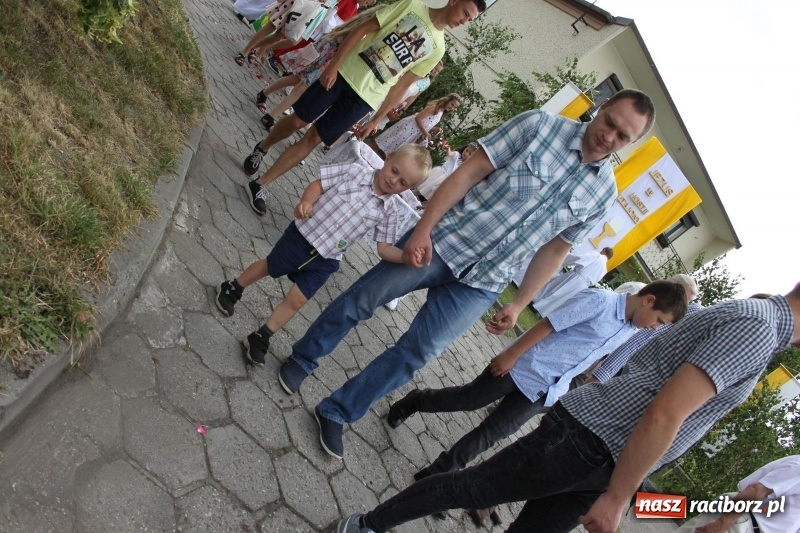 Zdjęcie w galerii na portalu naszraciborz.pl: Wojnowice. Pierwsze dywany pojawiły się tuż po czwartej rano  wiadomości z regionu