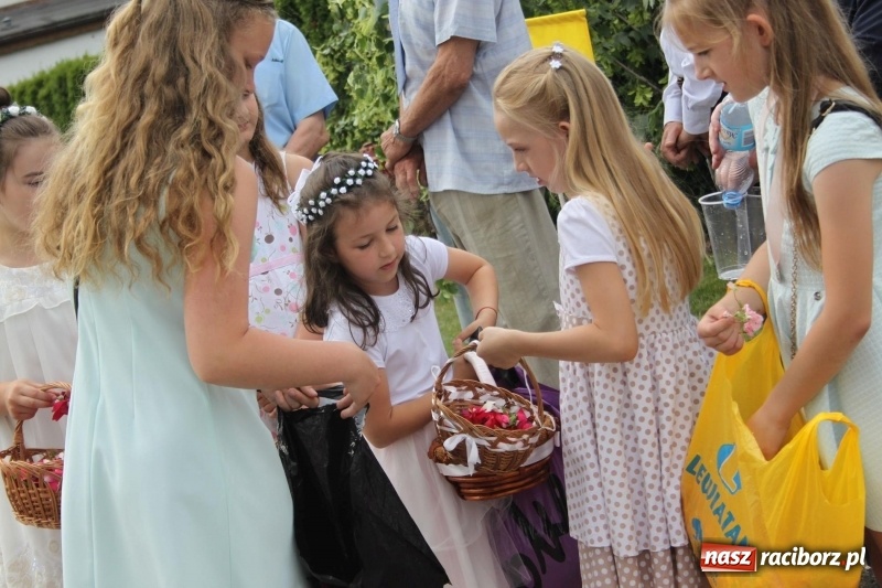 Zdjęcie w galerii na portalu naszraciborz.pl: Wojnowice. Pierwsze dywany pojawiły się tuż po czwartej rano  wiadomości z regionu