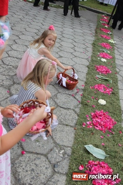 Zdjęcie w galerii na portalu naszraciborz.pl: Wojnowice. Pierwsze dywany pojawiły się tuż po czwartej rano  wiadomości z regionu