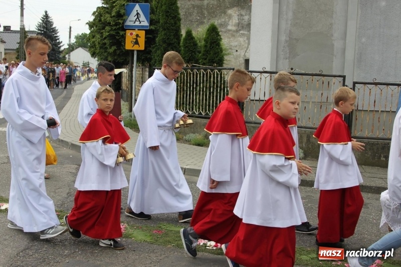 Zdjęcie w galerii na portalu naszraciborz.pl: Wojnowice. Pierwsze dywany pojawiły się tuż po czwartej rano  wiadomości z regionu