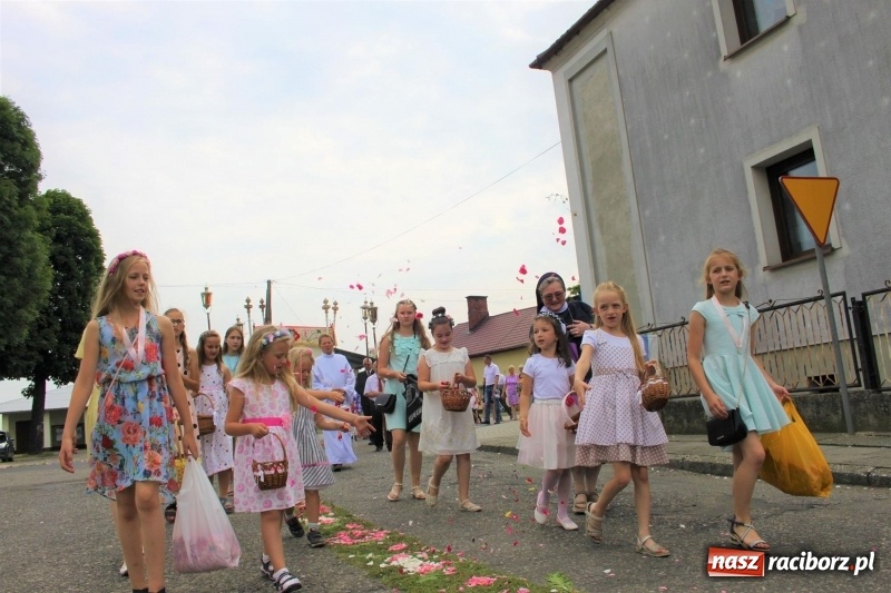 Zdjęcie w galerii na portalu naszraciborz.pl: Wojnowice. Pierwsze dywany pojawiły się tuż po czwartej rano  wiadomości z regionu