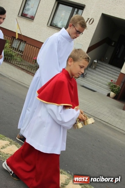 Zdjęcie w galerii na portalu naszraciborz.pl: Wojnowice. Pierwsze dywany pojawiły się tuż po czwartej rano  wiadomości z regionu
