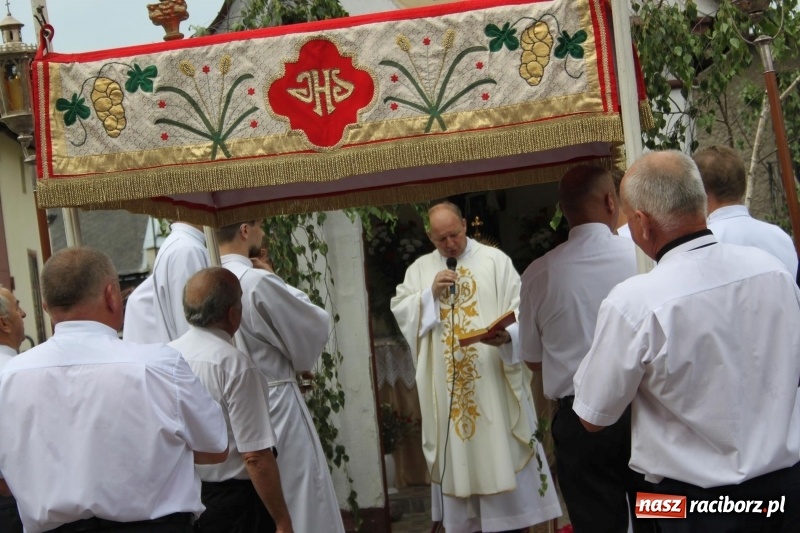 Zdjęcie w galerii na portalu naszraciborz.pl: Wojnowice. Pierwsze dywany pojawiły się tuż po czwartej rano  wiadomości z regionu