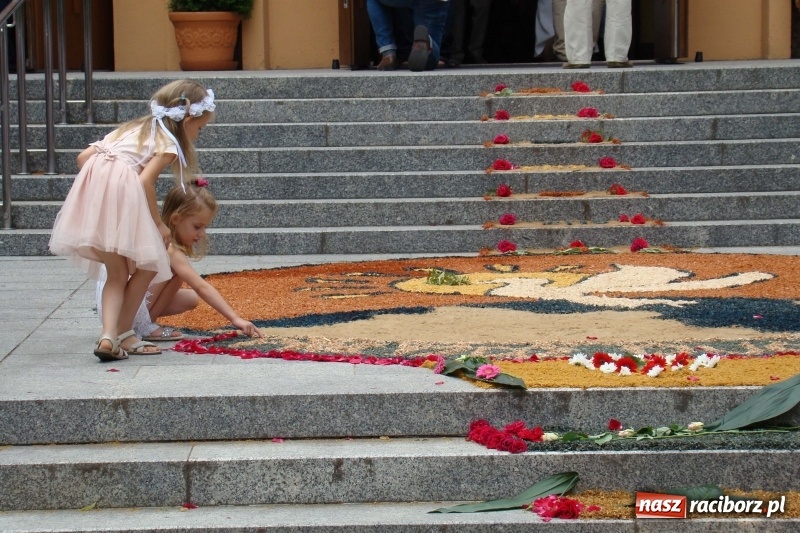 Zdjęcie w galerii na portalu naszraciborz.pl: Procesja na Nowych Zagrodach. Największa w Raciborzu [FOTO i WIDEO] wiadomości z regionu