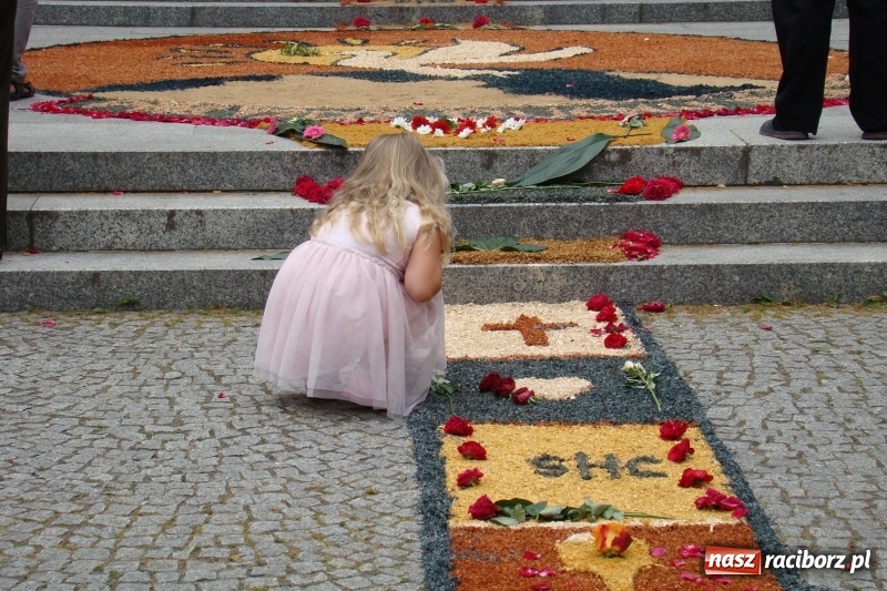 Zdjęcie w galerii na portalu naszraciborz.pl: Procesja na Nowych Zagrodach. Największa w Raciborzu [FOTO i WIDEO] wiadomości z regionu