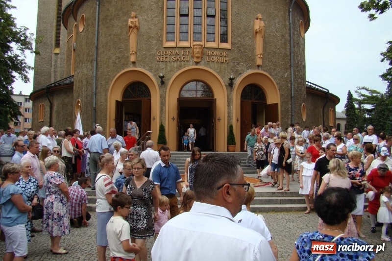 Zdjęcie w galerii na portalu naszraciborz.pl: Procesja na Nowych Zagrodach. Największa w Raciborzu [FOTO i WIDEO] wiadomości z regionu