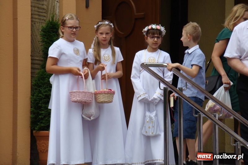 Zdjęcie w galerii na portalu naszraciborz.pl: Procesja na Nowych Zagrodach. Największa w Raciborzu [FOTO i WIDEO] wiadomości z regionu