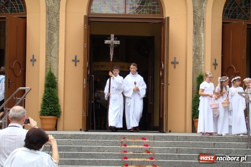 Zdjęcie w galerii na portalu naszraciborz.pl: Procesja na Nowych Zagrodach. Największa w Raciborzu [FOTO i WIDEO] wiadomości z regionu