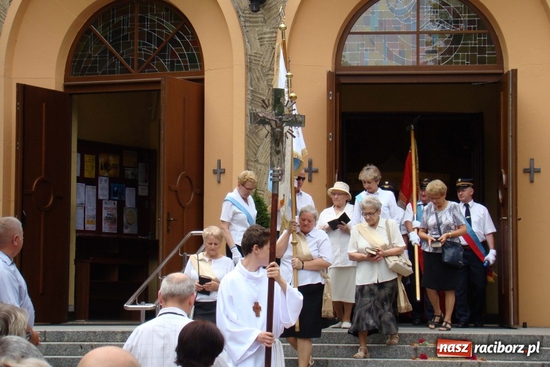 Zdjęcie w galerii na portalu naszraciborz.pl: Procesja na Nowych Zagrodach. Największa w Raciborzu [FOTO i WIDEO] wiadomości z regionu