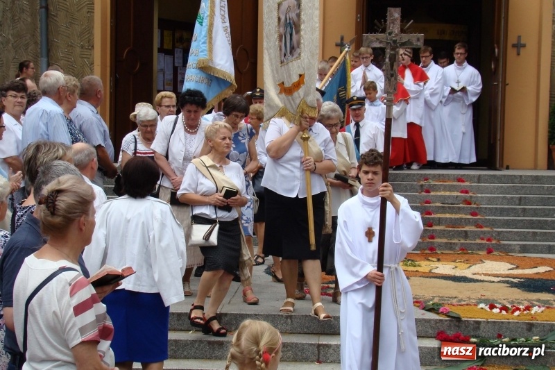 Zdjęcie w galerii na portalu naszraciborz.pl: Procesja na Nowych Zagrodach. Największa w Raciborzu [FOTO i WIDEO] wiadomości z regionu