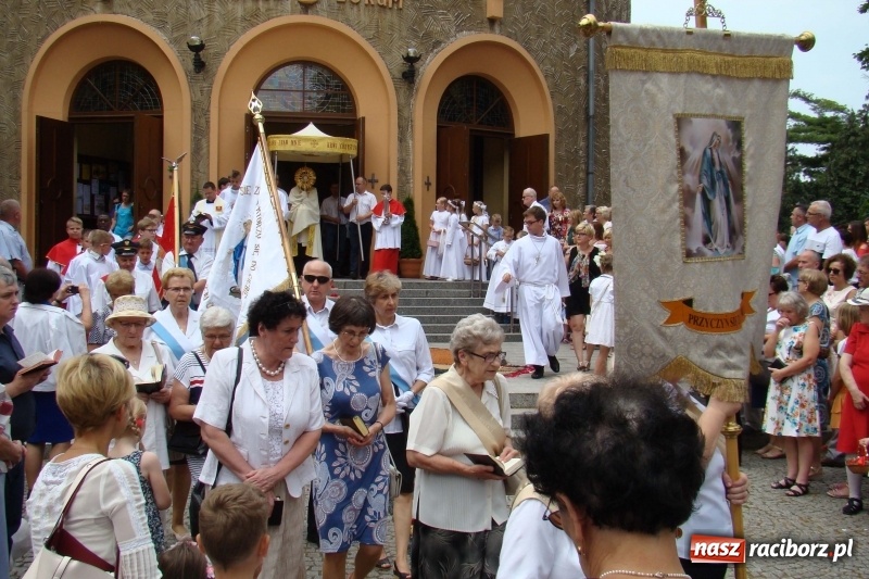 Zdjęcie w galerii na portalu naszraciborz.pl: Procesja na Nowych Zagrodach. Największa w Raciborzu [FOTO i WIDEO] wiadomości z regionu