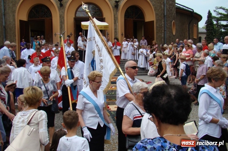 Zdjęcie w galerii na portalu naszraciborz.pl: Procesja na Nowych Zagrodach. Największa w Raciborzu [FOTO i WIDEO] wiadomości z regionu
