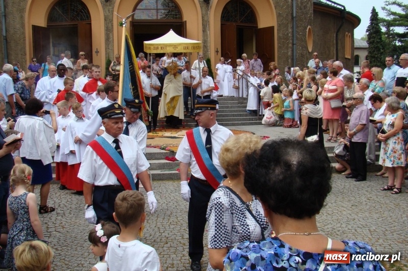 Zdjęcie w galerii na portalu naszraciborz.pl: Procesja na Nowych Zagrodach. Największa w Raciborzu [FOTO i WIDEO] wiadomości z regionu