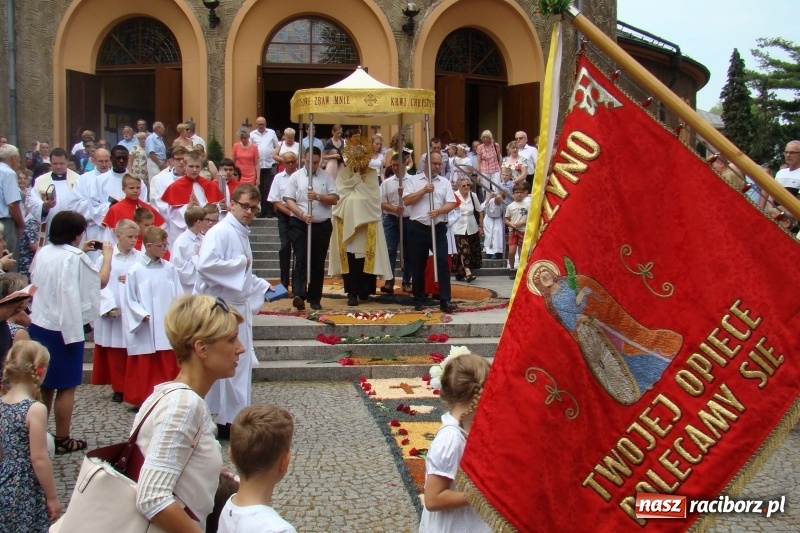 Zdjęcie w galerii na portalu naszraciborz.pl: Procesja na Nowych Zagrodach. Największa w Raciborzu [FOTO i WIDEO] wiadomości z regionu