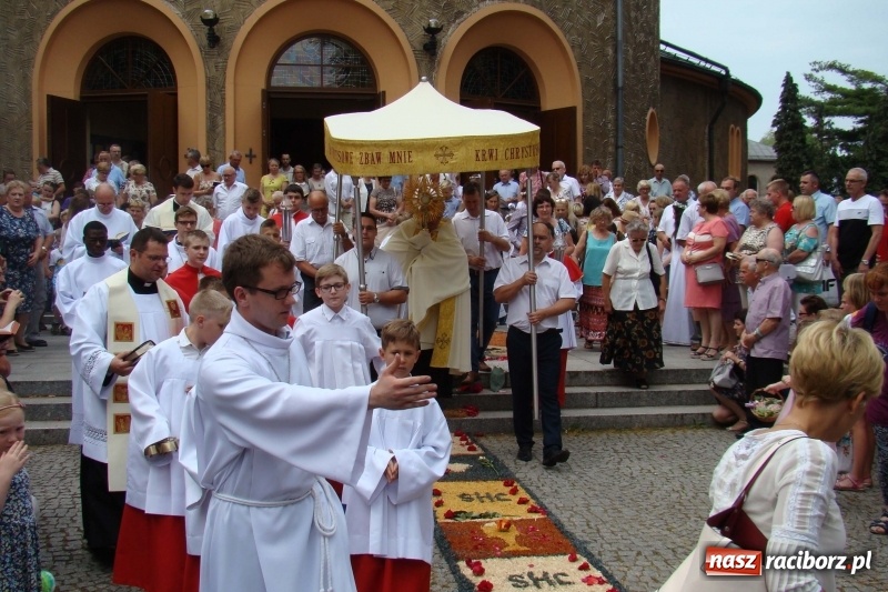 Zdjęcie w galerii na portalu naszraciborz.pl: Procesja na Nowych Zagrodach. Największa w Raciborzu [FOTO i WIDEO] wiadomości z regionu
