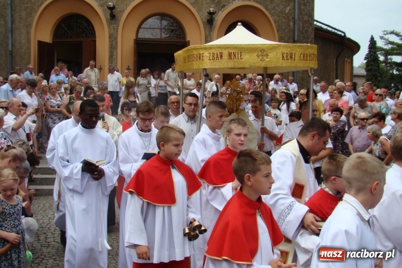 Zdjęcie w galerii na portalu naszraciborz.pl: Procesja na Nowych Zagrodach. Największa w Raciborzu [FOTO i WIDEO] wiadomości z regionu