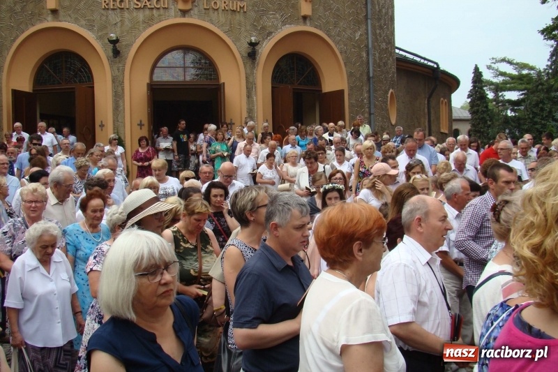 Zdjęcie w galerii na portalu naszraciborz.pl: Procesja na Nowych Zagrodach. Największa w Raciborzu [FOTO i WIDEO] wiadomości z regionu