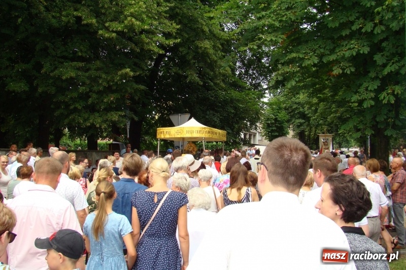 Zdjęcie w galerii na portalu naszraciborz.pl: Procesja na Nowych Zagrodach. Największa w Raciborzu [FOTO i WIDEO] wiadomości z regionu