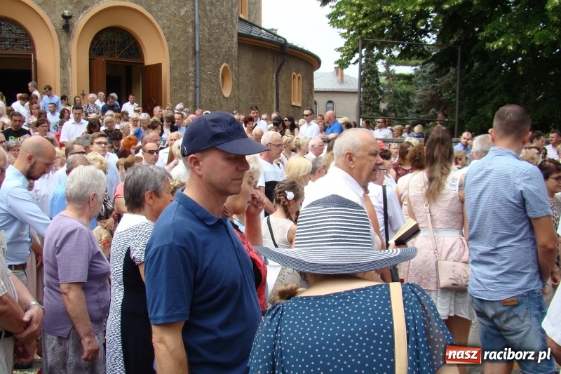 Zdjęcie w galerii na portalu naszraciborz.pl: Procesja na Nowych Zagrodach. Największa w Raciborzu [FOTO i WIDEO] wiadomości z regionu
