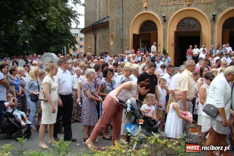 Zdjęcie w galerii na portalu naszraciborz.pl: Procesja na Nowych Zagrodach. Największa w Raciborzu [FOTO i WIDEO] wiadomości z regionu
