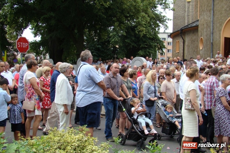Zdjęcie w galerii na portalu naszraciborz.pl: Procesja na Nowych Zagrodach. Największa w Raciborzu [FOTO i WIDEO] wiadomości z regionu