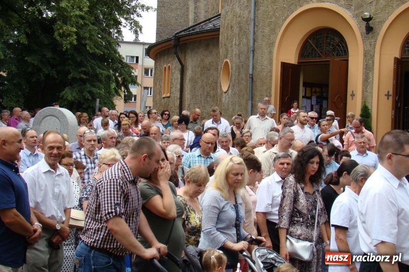 Zdjęcie w galerii na portalu naszraciborz.pl: Procesja na Nowych Zagrodach. Największa w Raciborzu [FOTO i WIDEO] wiadomości z regionu