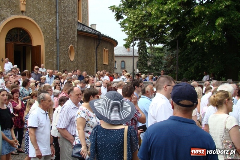 Zdjęcie w galerii na portalu naszraciborz.pl: Procesja na Nowych Zagrodach. Największa w Raciborzu [FOTO i WIDEO] wiadomości z regionu