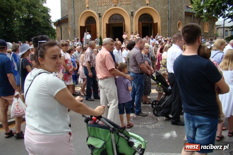 Zdjęcie w galerii na portalu naszraciborz.pl: Procesja na Nowych Zagrodach. Największa w Raciborzu [FOTO i WIDEO] wiadomości z regionu