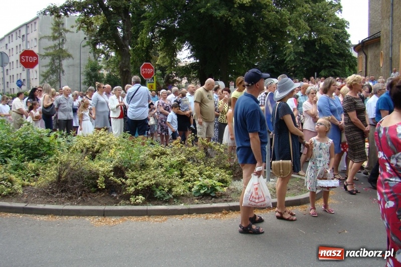 Zdjęcie w galerii na portalu naszraciborz.pl: Procesja na Nowych Zagrodach. Największa w Raciborzu [FOTO i WIDEO] wiadomości z regionu